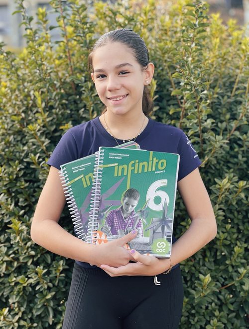 Aluna dos Anos Finais com o material do 6º ano