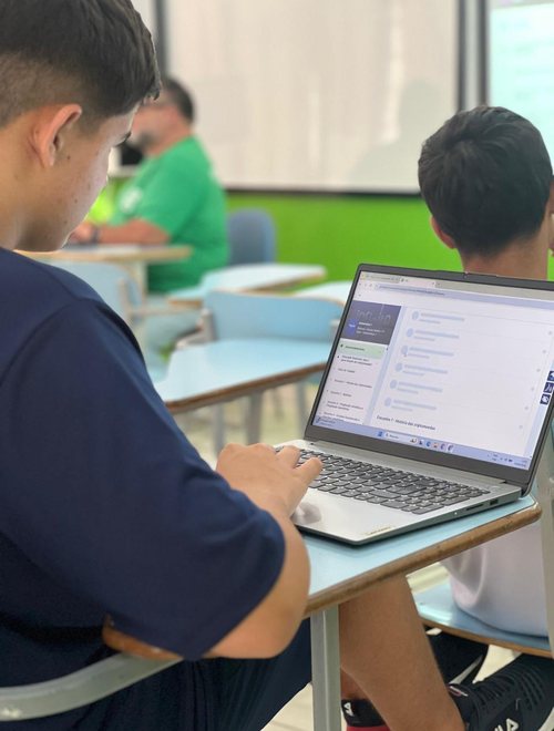 Aluno dos Anos Finais estudando no computador