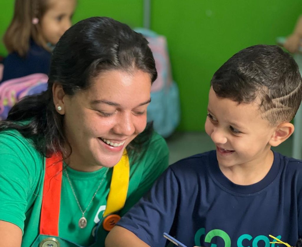 Professora e aluno dos Anos Iniciais do COC Pinhal em atividade