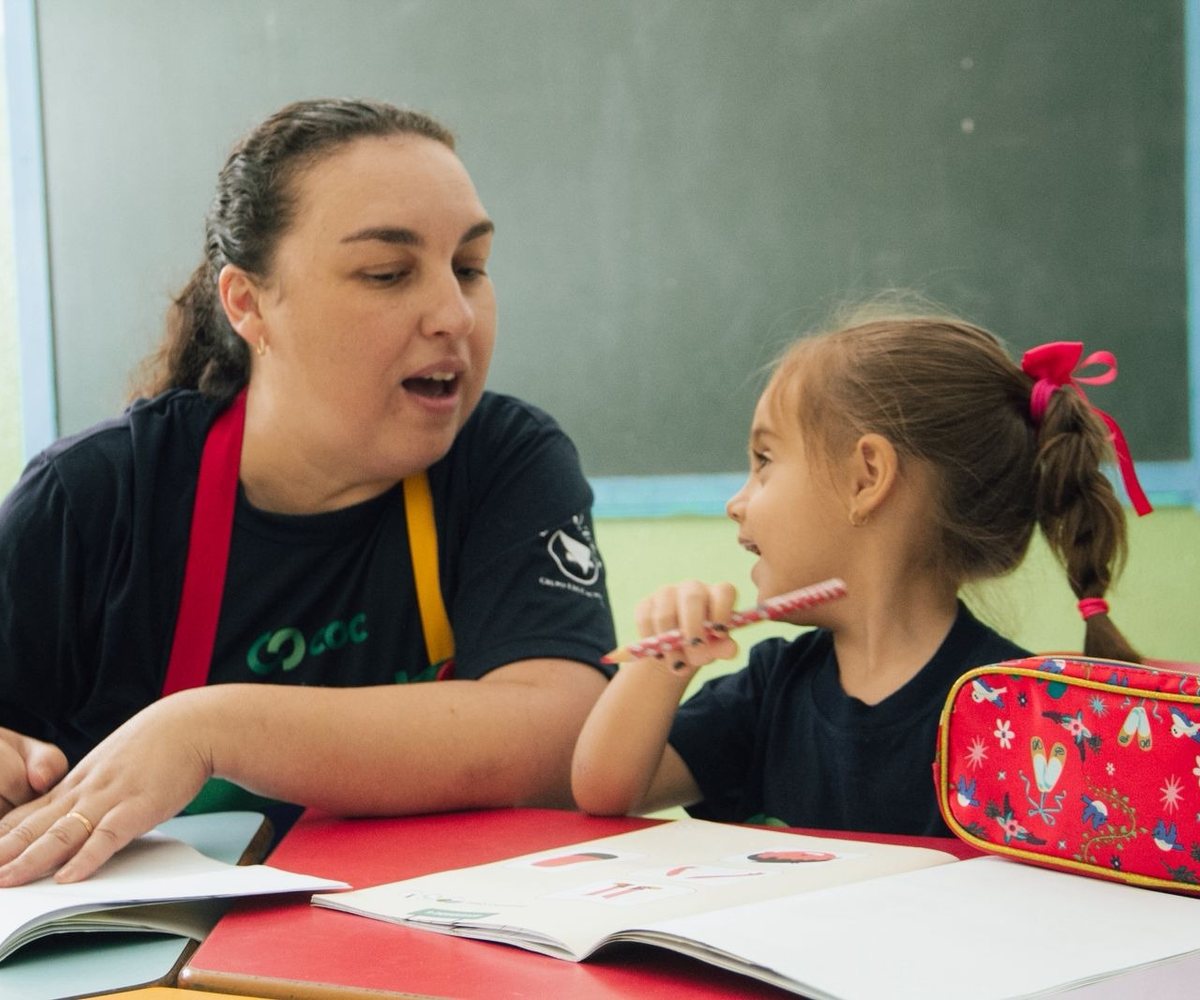 Professora e aluna da Educação Infantil do COC Pinhal em atividade com o caderno