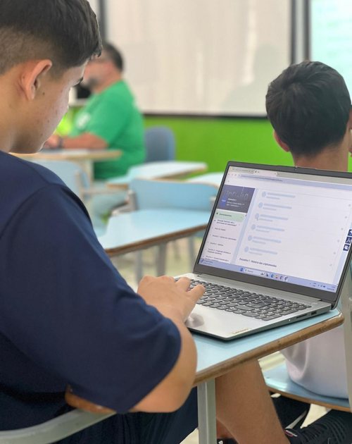 Aluno do Ensino Médio estudando no computador