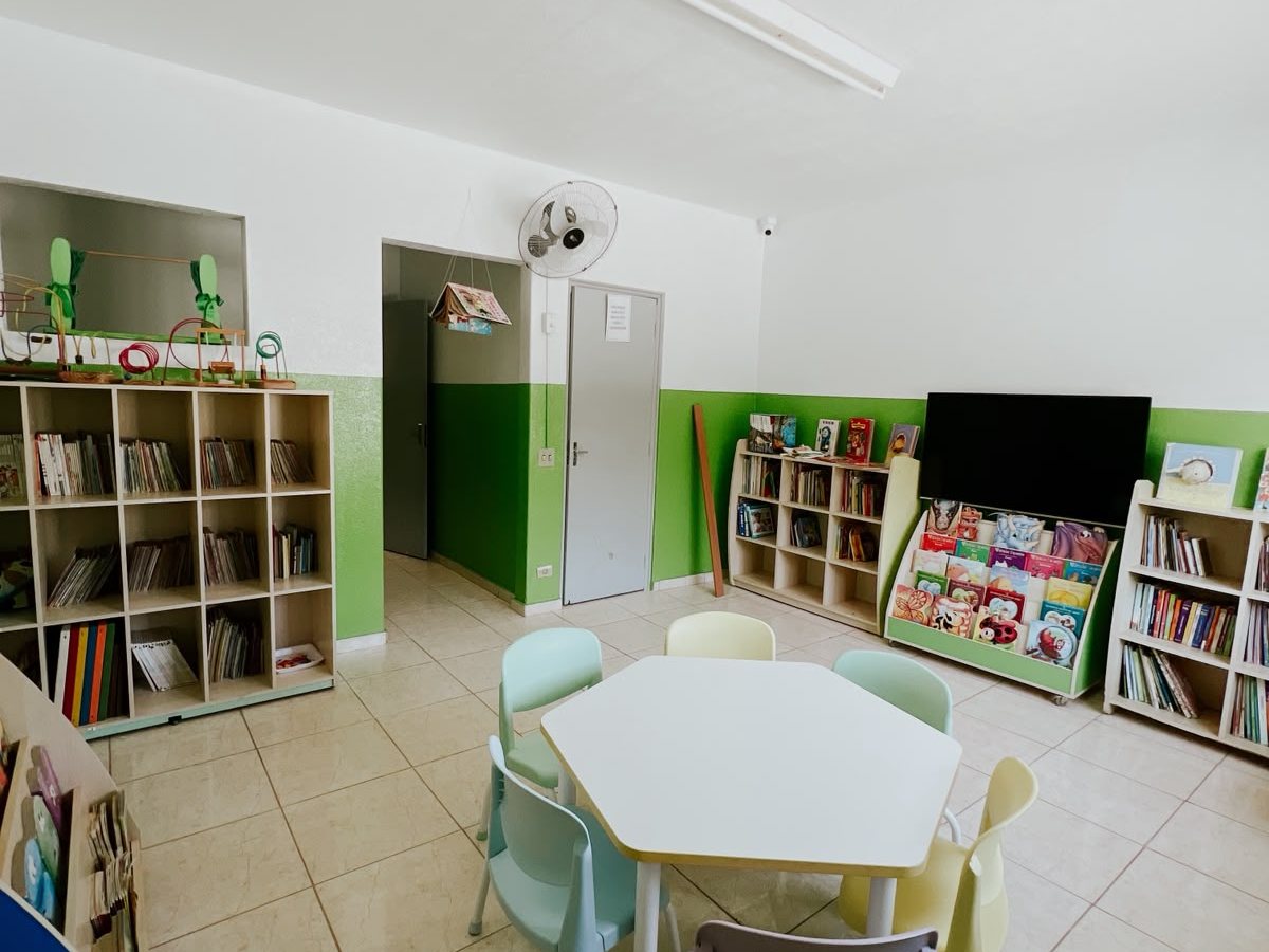 Sala da Educação Infantil com estante de livros