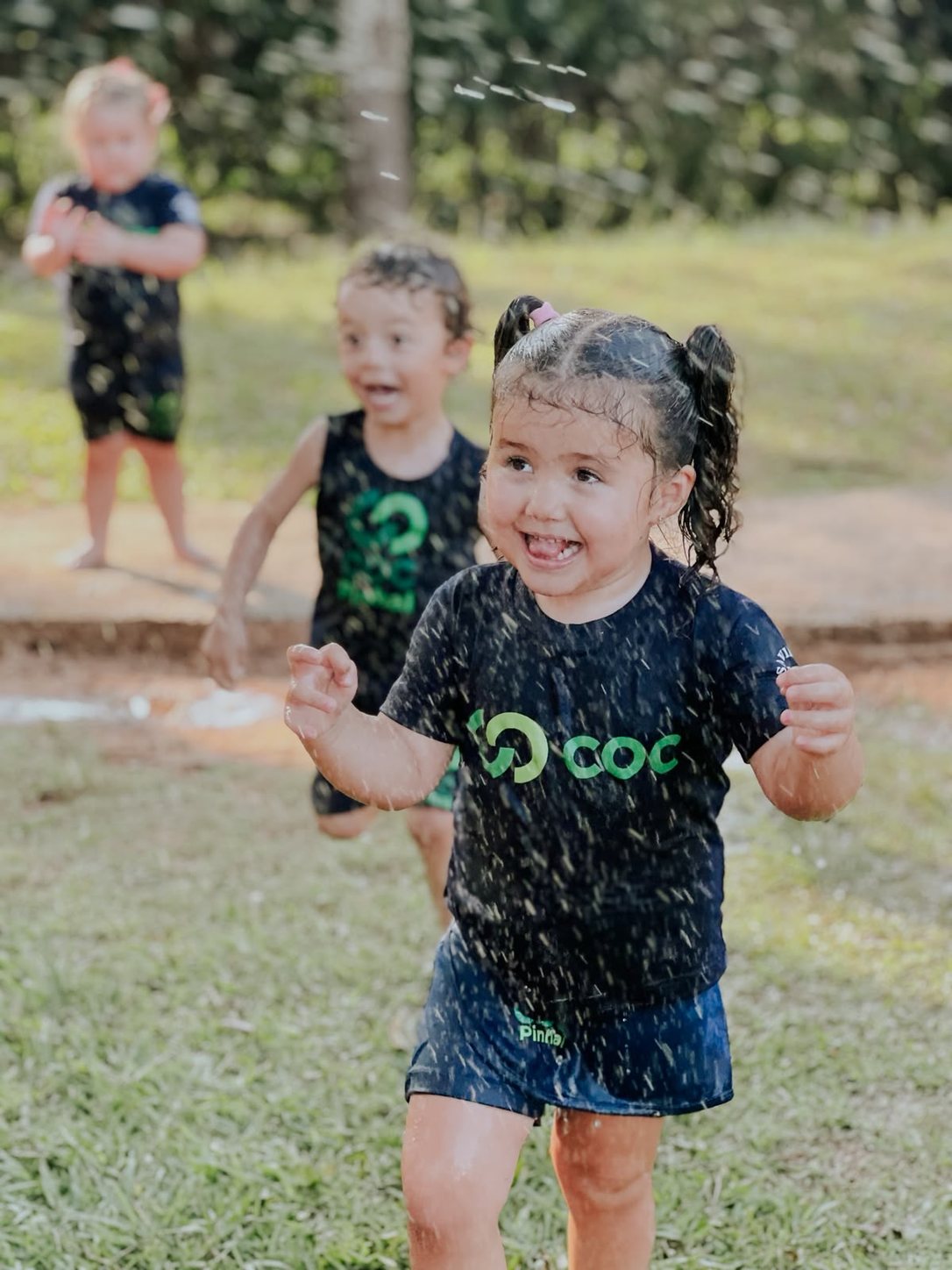 Criança brincando com água em dia de festa no COC Pinhal