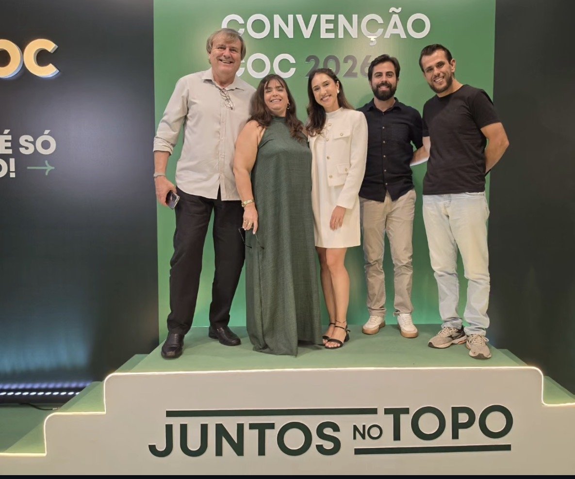 Equipe do COC | Saviezza Grupo Educacional com a consultora do COC na Convenção COC 2026