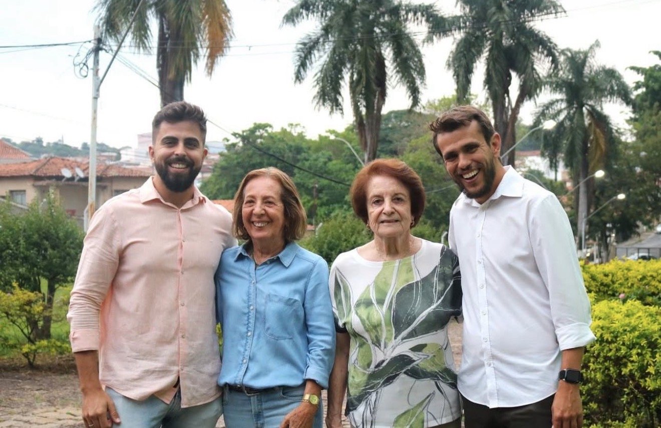 Dona Leninha e dona Cidinha com os gestores do COC | Saviezza Grupo Educacional, em frente à escola