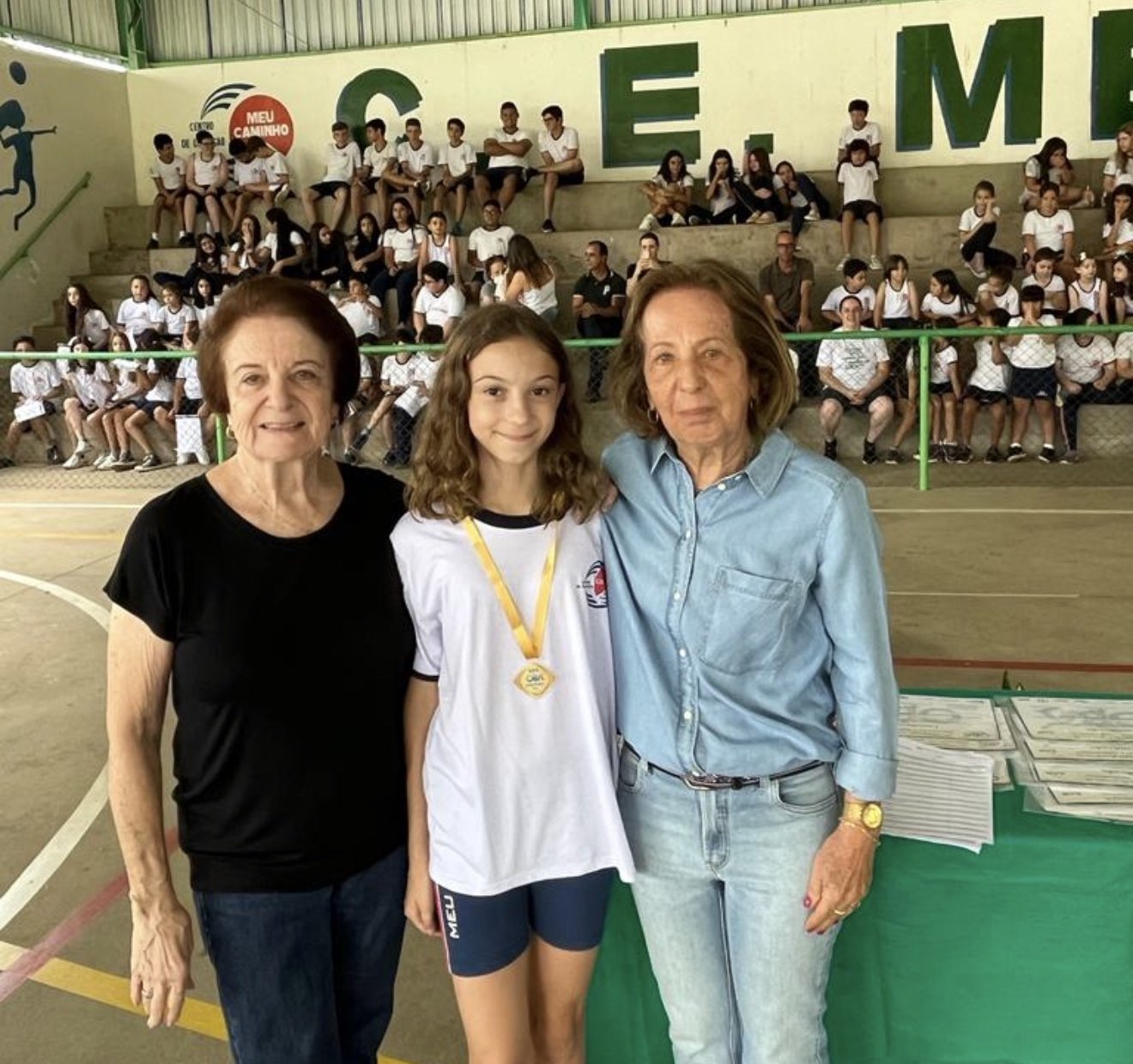 Dona Cidinha e dona Leninha com uma aluna na quadra do Centro Educacional Meu Caminho