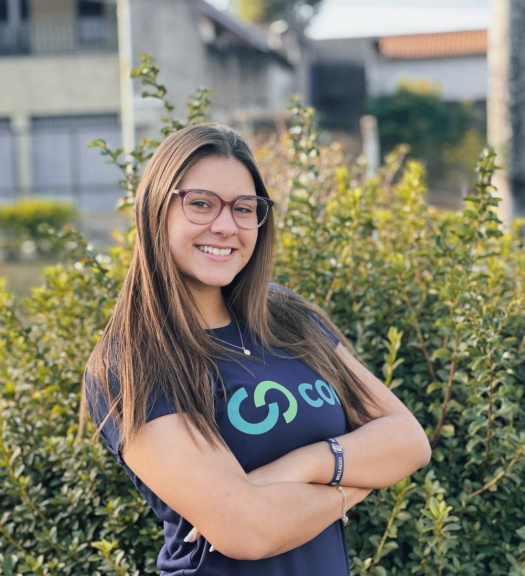 Aluna do COC Pinhal com a camiseta do uniforme